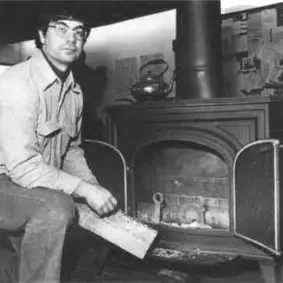 Duncan Syme devant le premier prototype de son poêle à bois Defiant