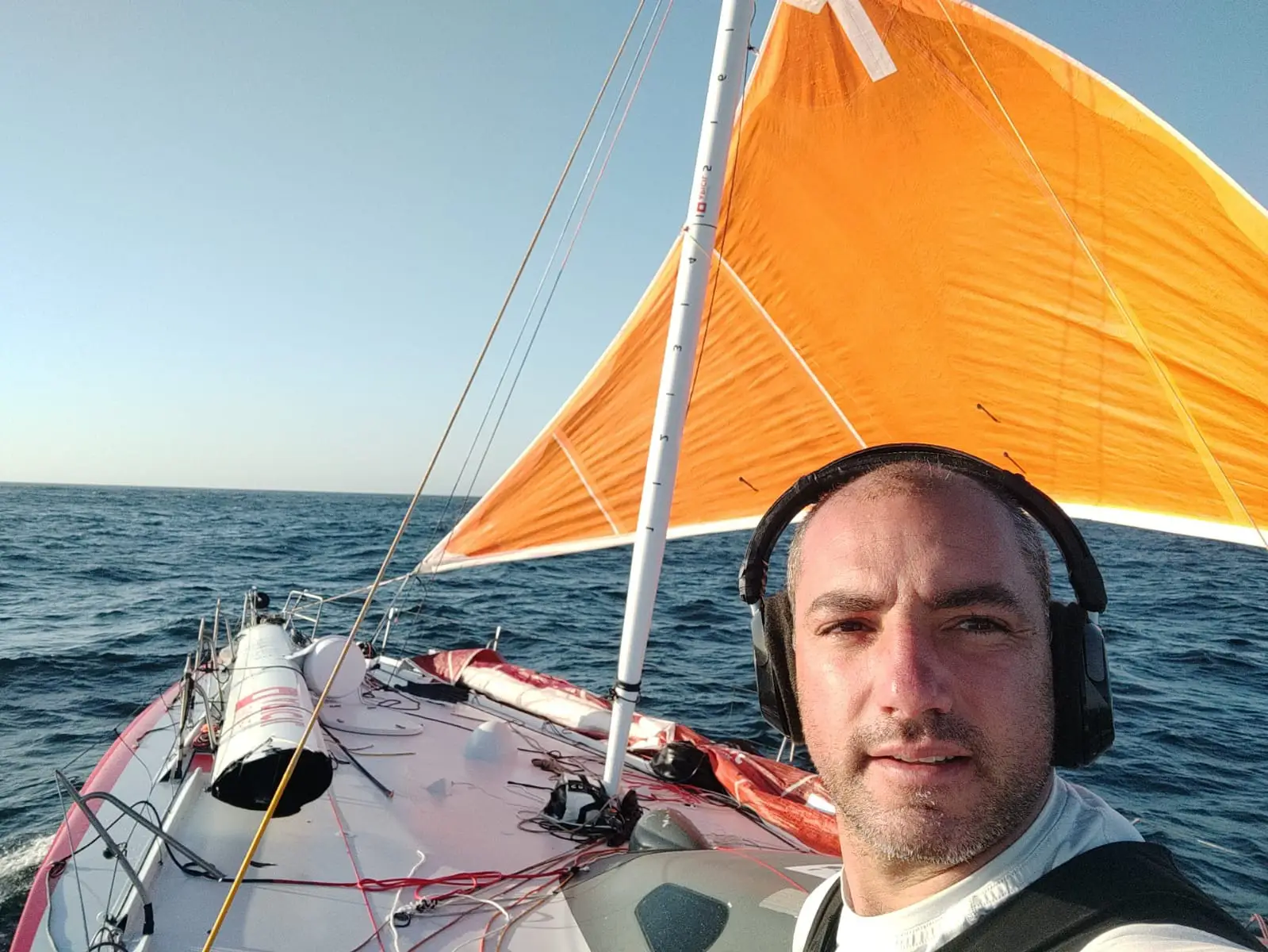 Damien en mer après son accident pendant la route du rhum.