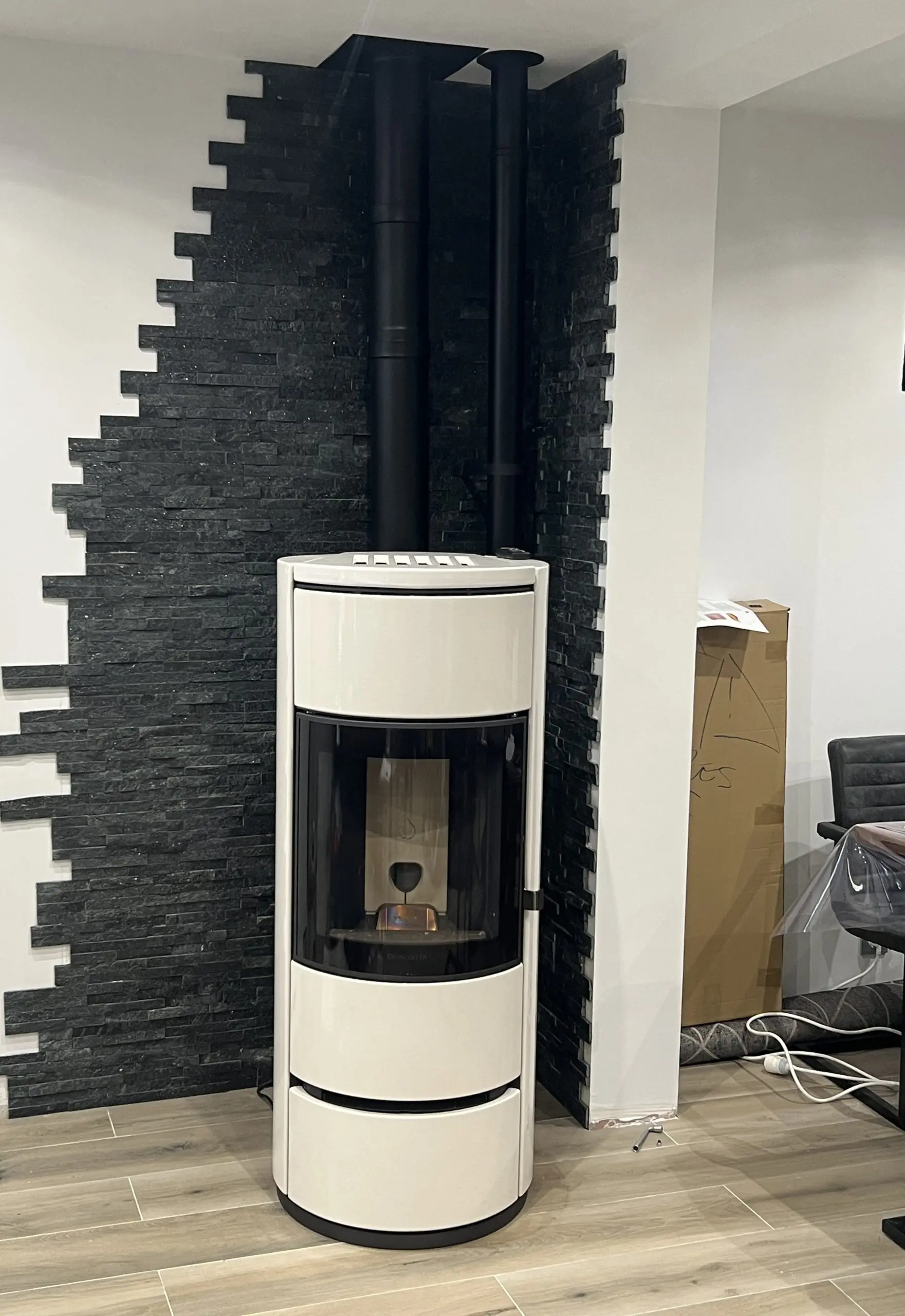Installation of a Piazzetta pellet stove by Mon foyer 93 in the 93 department