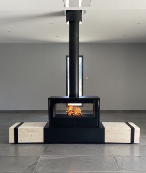 Installation d'un poêle à bois sur une banquette par La flamme catalane