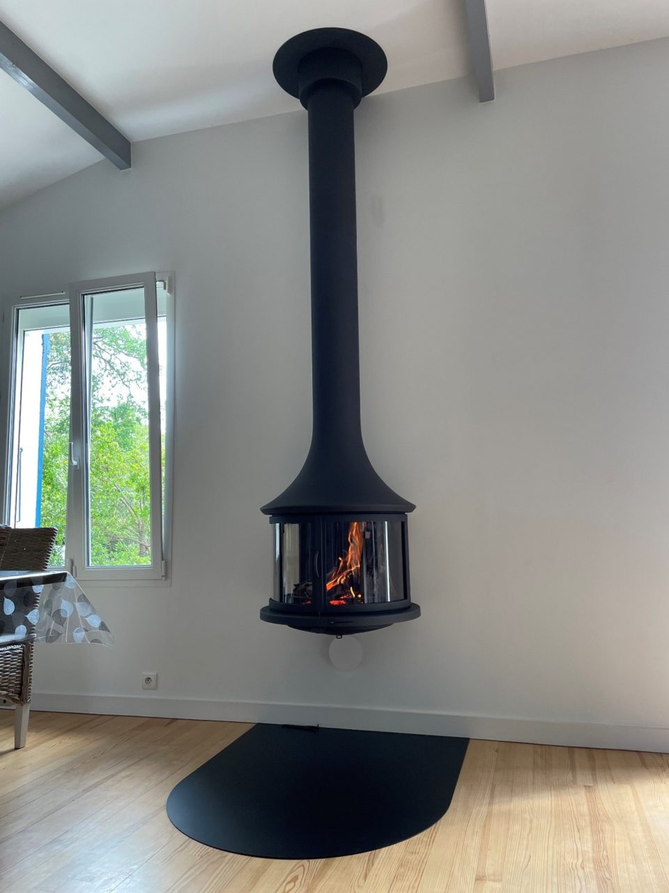 Installation d'une cheminée suspendue JC Bordelet par l'univers du feu