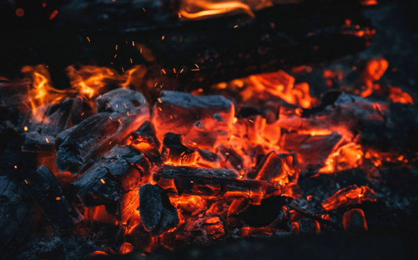 Cendres de cheminée : où les jeter ou comment les réutiliser ?