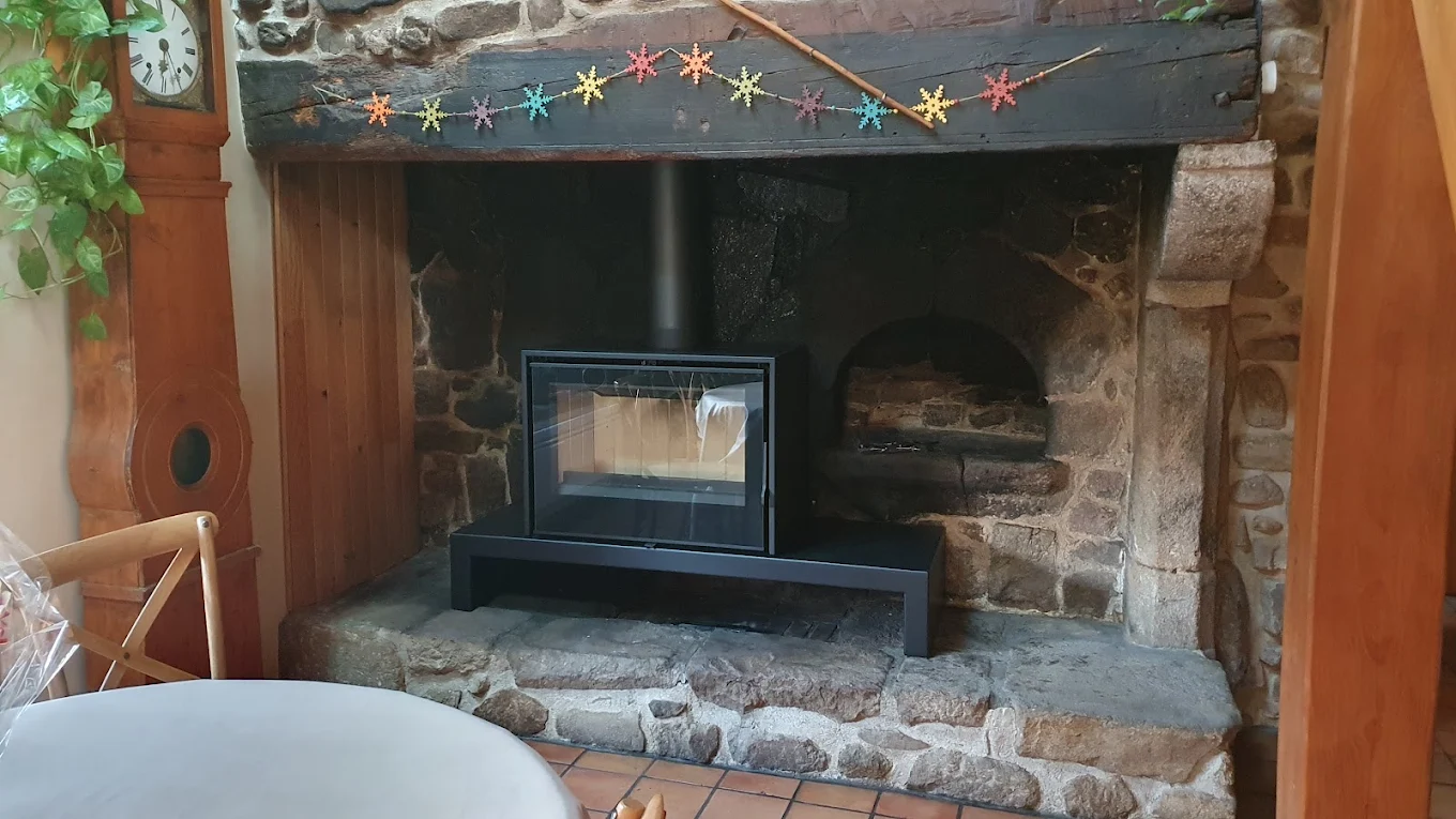 Installation d'un poêle à bois par Tout feu tout flamme à Saint-Ferréol-d'Auroure