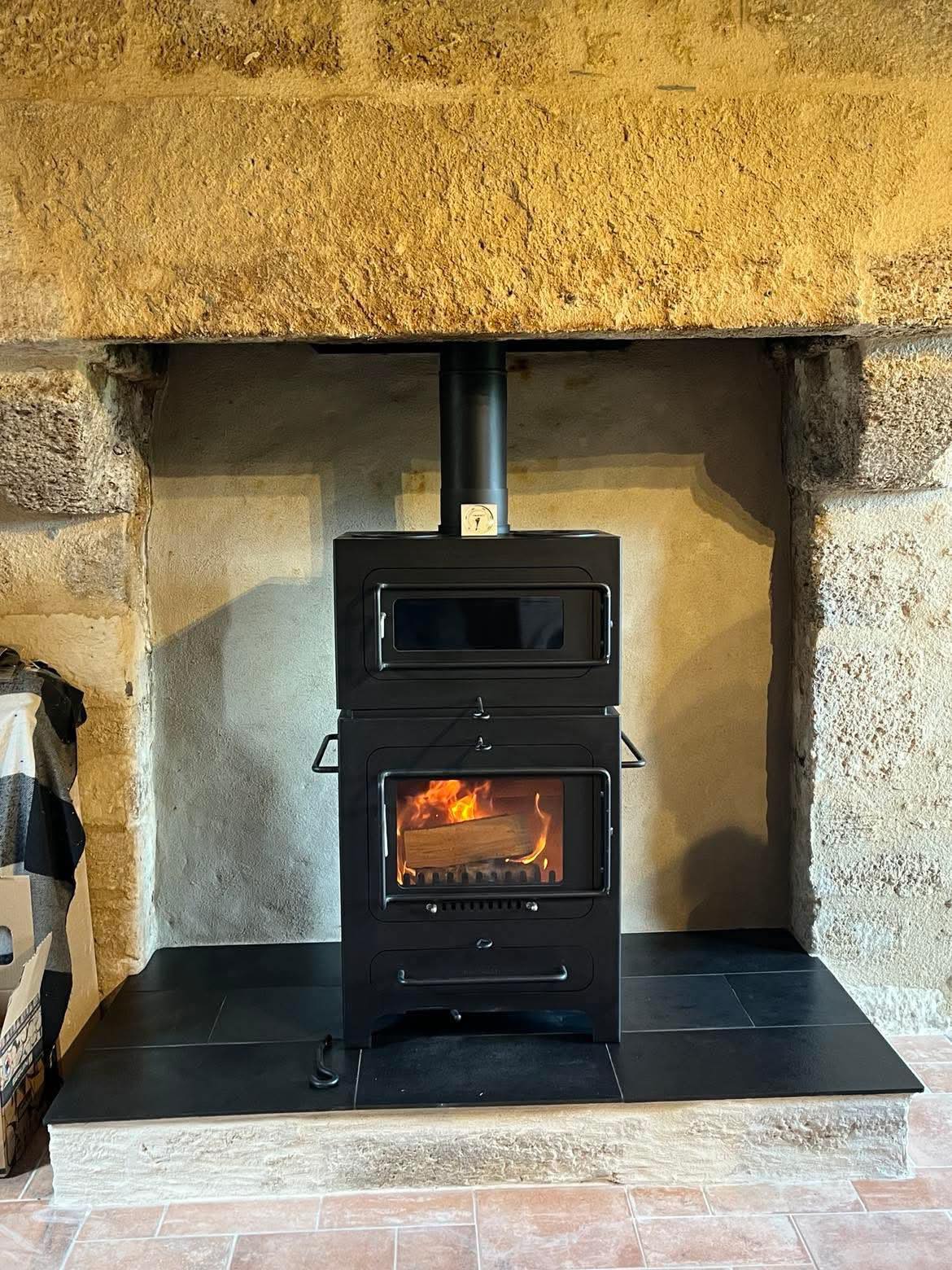 Installation of a wood-burning stove by Cheminées et Poêles Pascal Meunier in Saumur