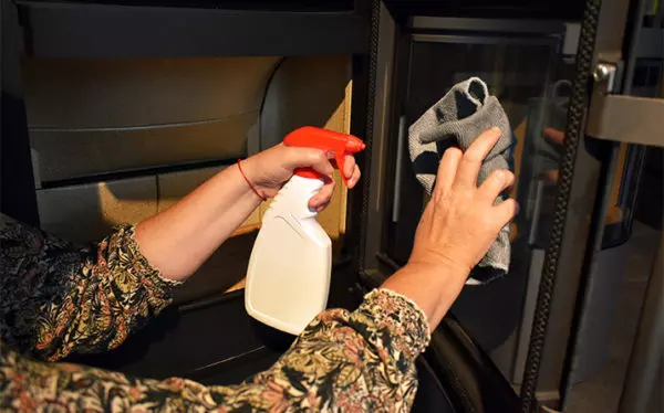 Nettoyer la vitre de son poêle