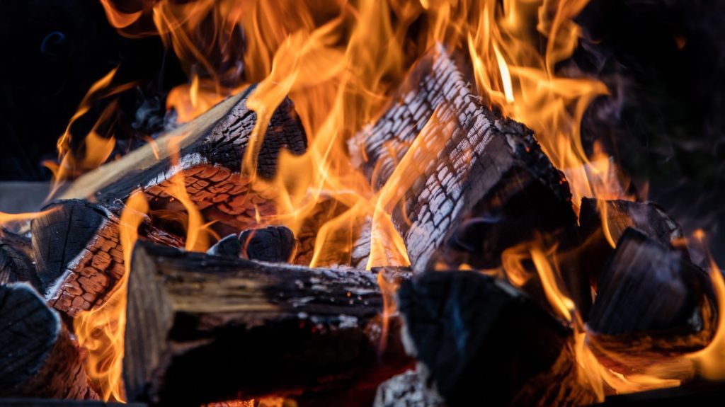 Comment recycler les cendres de son feu de bois ?